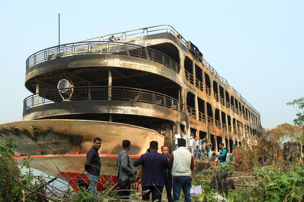 Incêndio em balsa deixa 37 mortos em Bangladesh e cem feridos