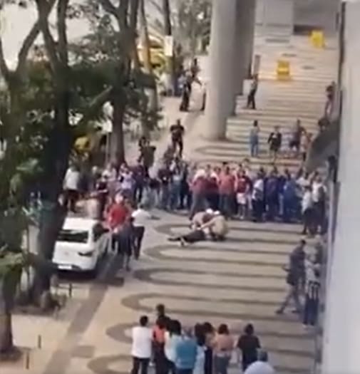 Homem foi baleado na porta do escritório onde trabalhava