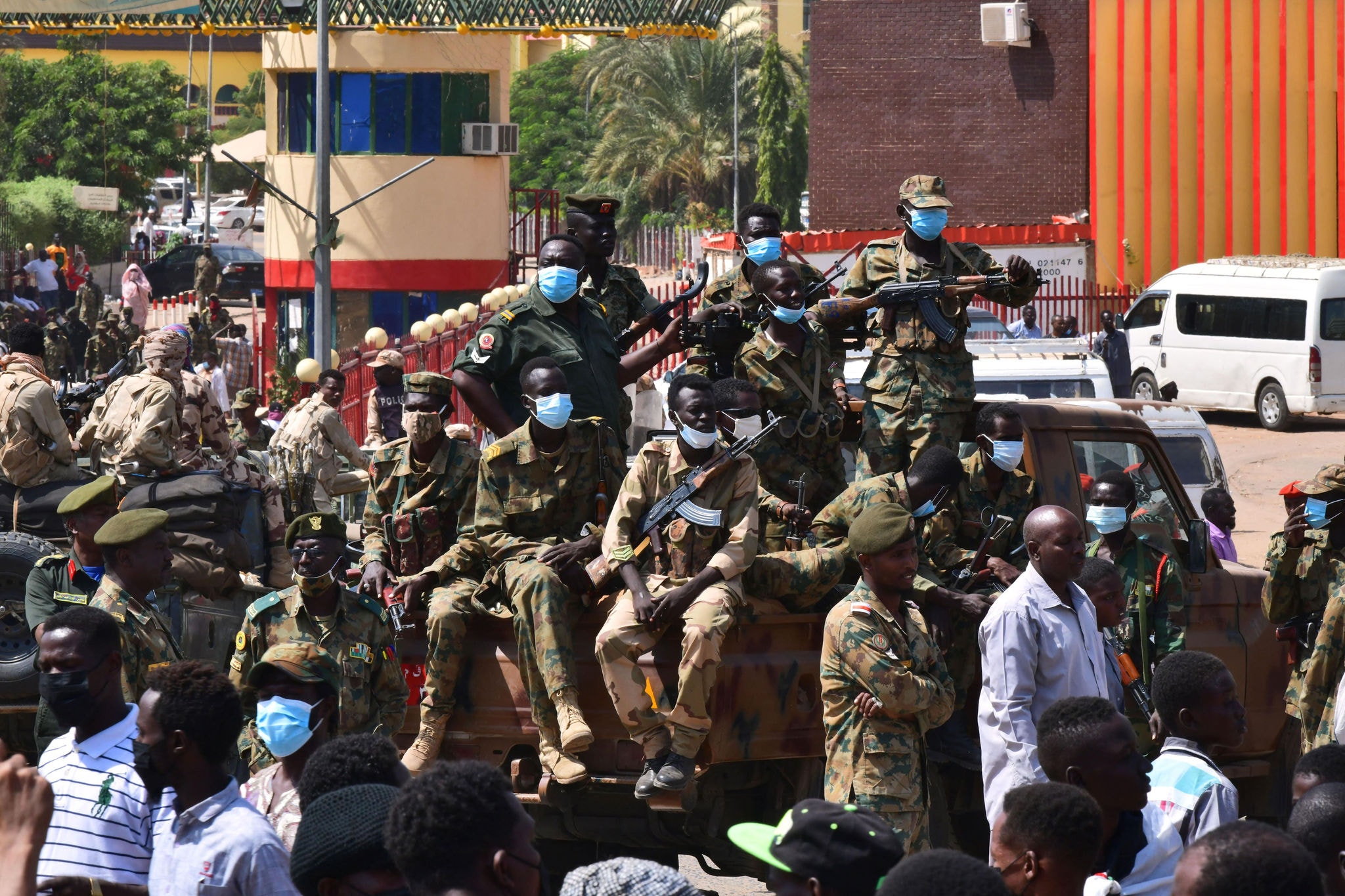 As forças de segurança sudanesas fazem vigília pelas ruas do país