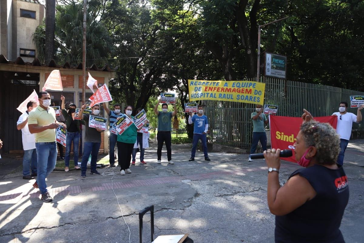 Funcionários protestam na porta do instituto