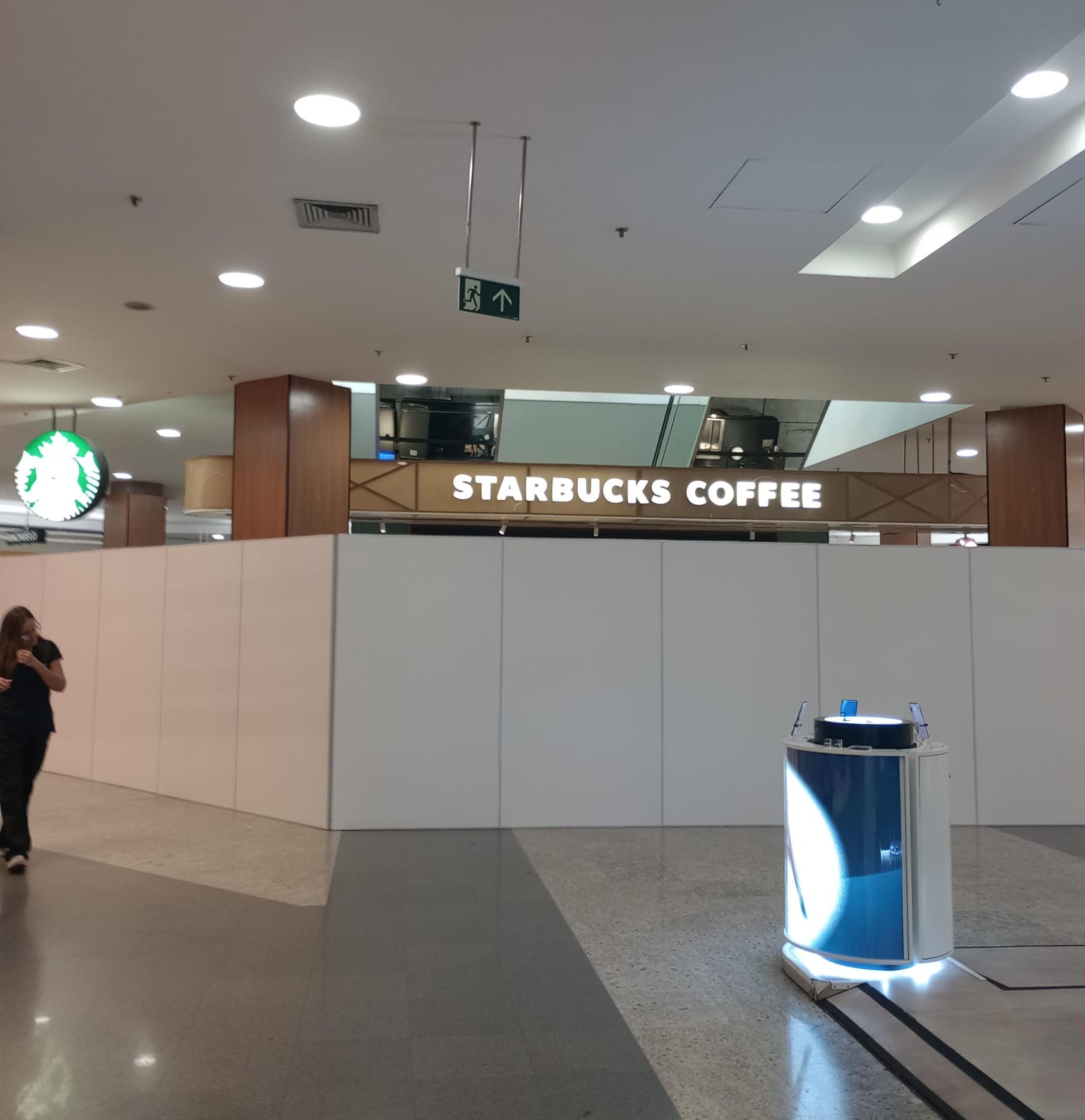 Loja do Itaú Power Shopping foi fechada com tapumes nesta quarta-feira