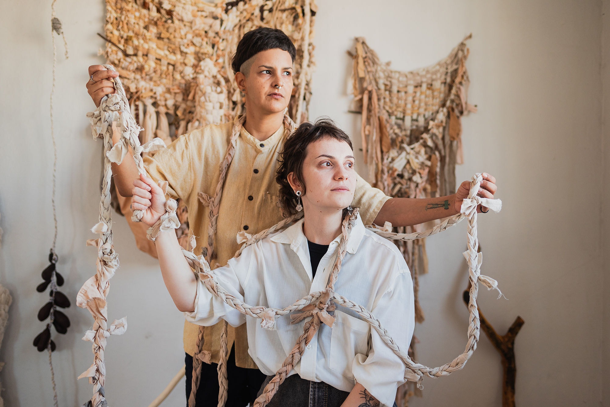 As artistas Ambuá e Izabella Coelho apresentam a exposição 'Teimosa Vegetal', que entra em cartaz a partir desta quinta (13)
