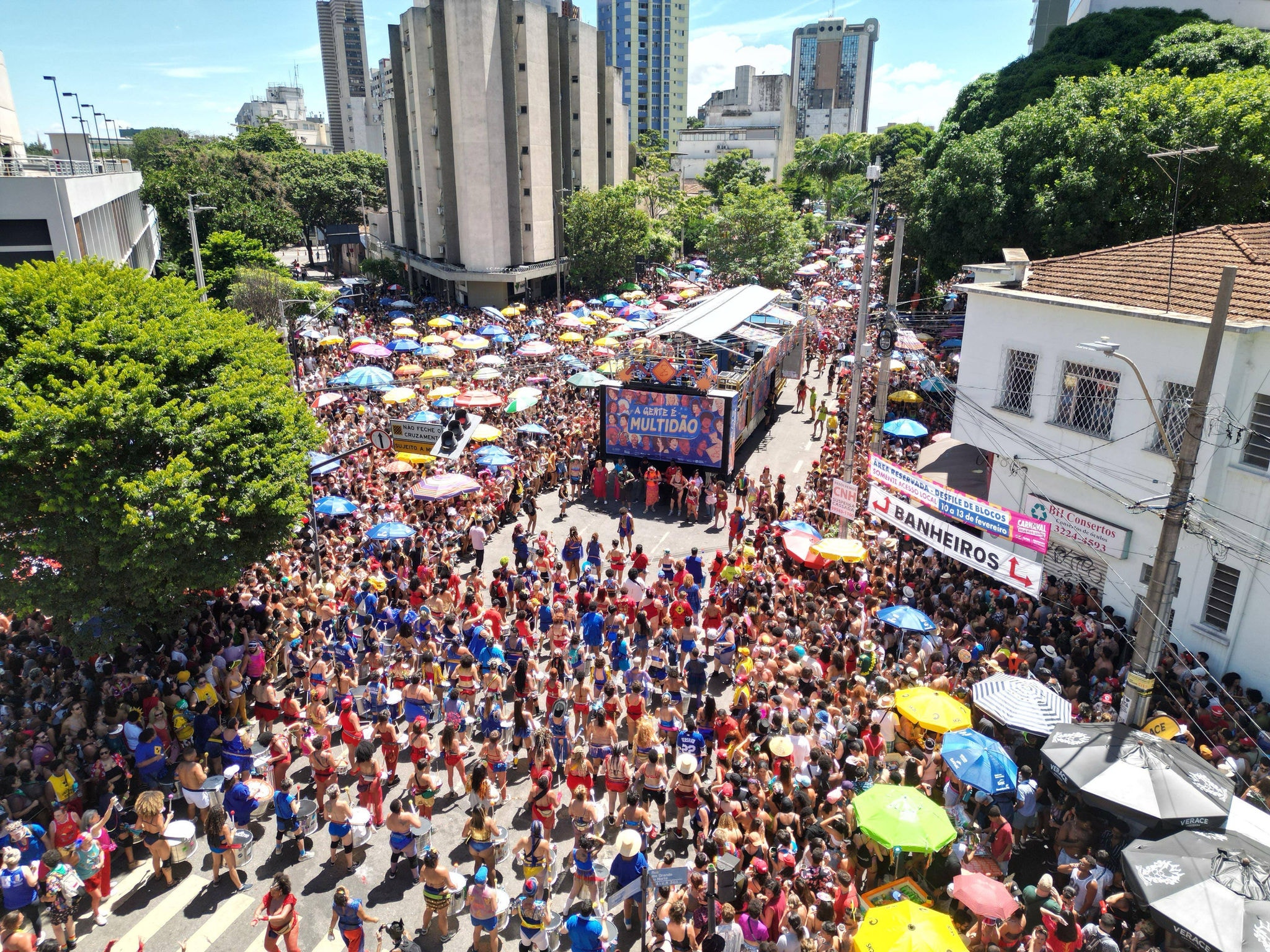 Bloco dedicado as pessoas “LBPT” arrastou uma multidão na avenida Brasil