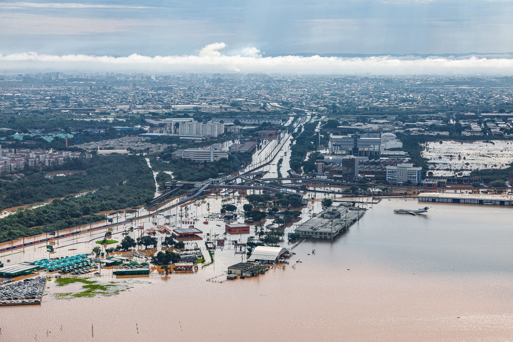 Enchentes e inundações que atigem o Rio Grande do Sul deixaram a cidade de Canoas debaixo d'água