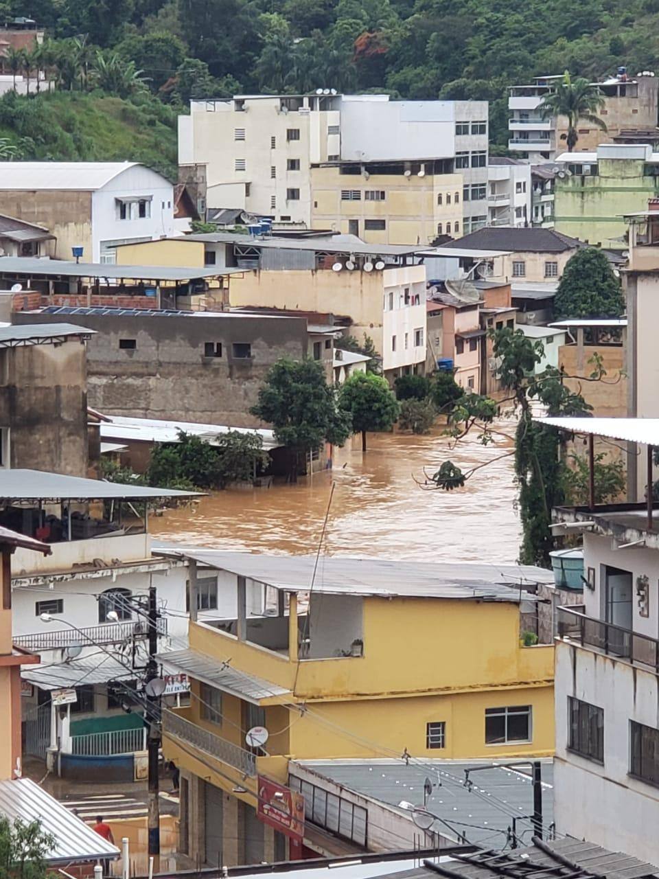 Manhuaçu, na Zona da Mata, teve pontos de alagamento nesta quinta-feira (13)