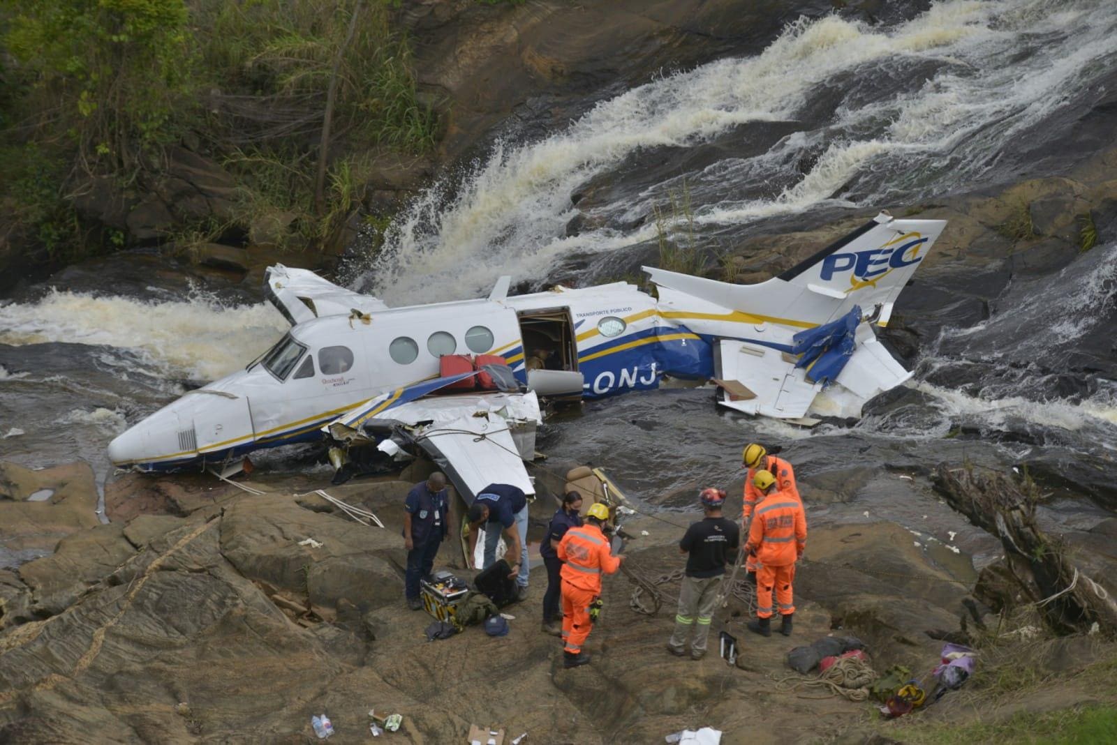 Avião que caiu em Caratinga, matando seis pessoas, incluindo a cantora Marília Mendonça, ficou preso em uma cachoeira da região