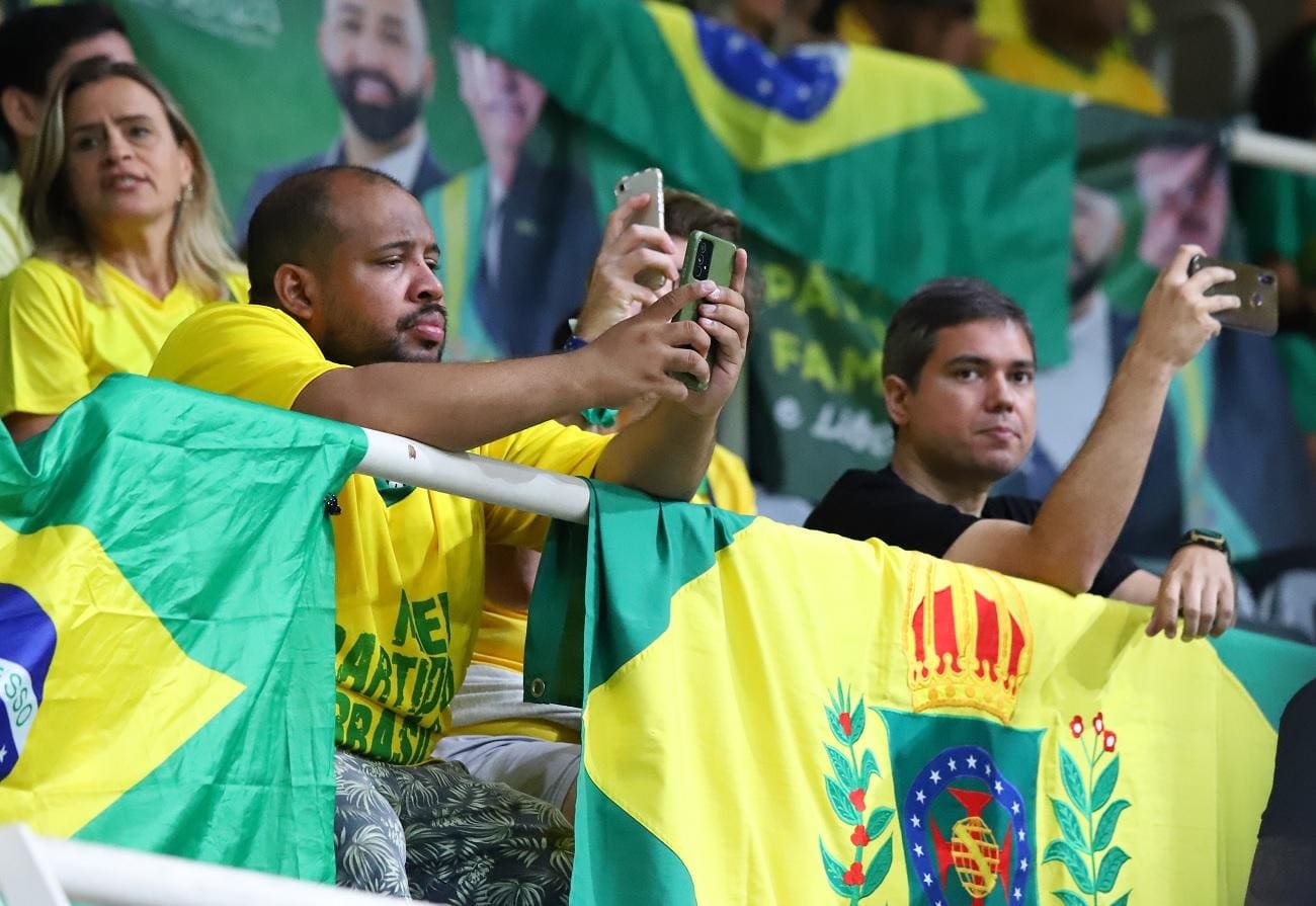 Símbolo monarquista, bandeira do Brasil Império foi levada por apoiador a evento de Bolsonaro no Maracanãzinho