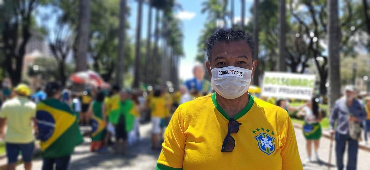 Manifestantes usaram máscaras em movimento pró-governo