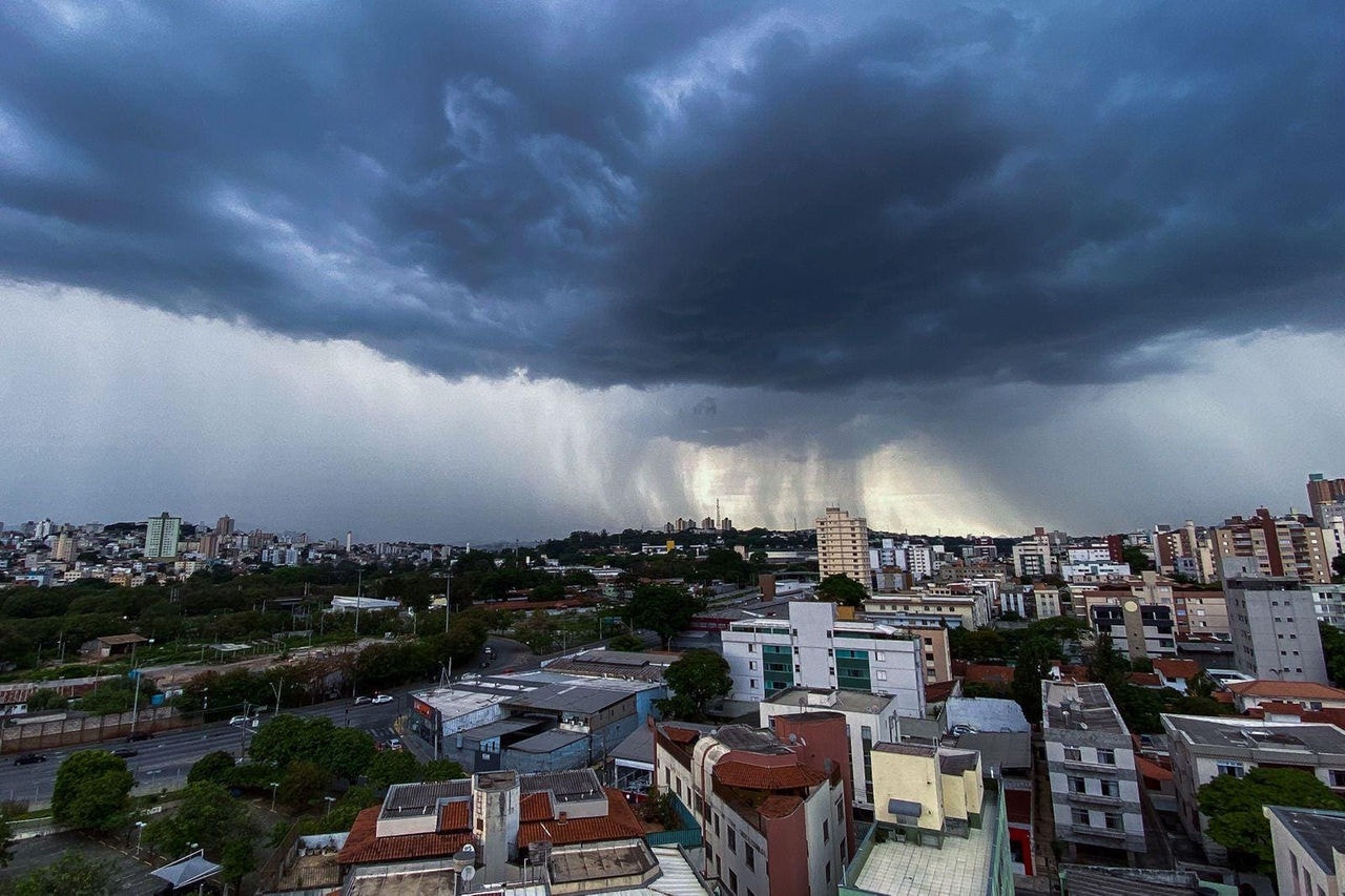 Registro de tempestade em formação em BH