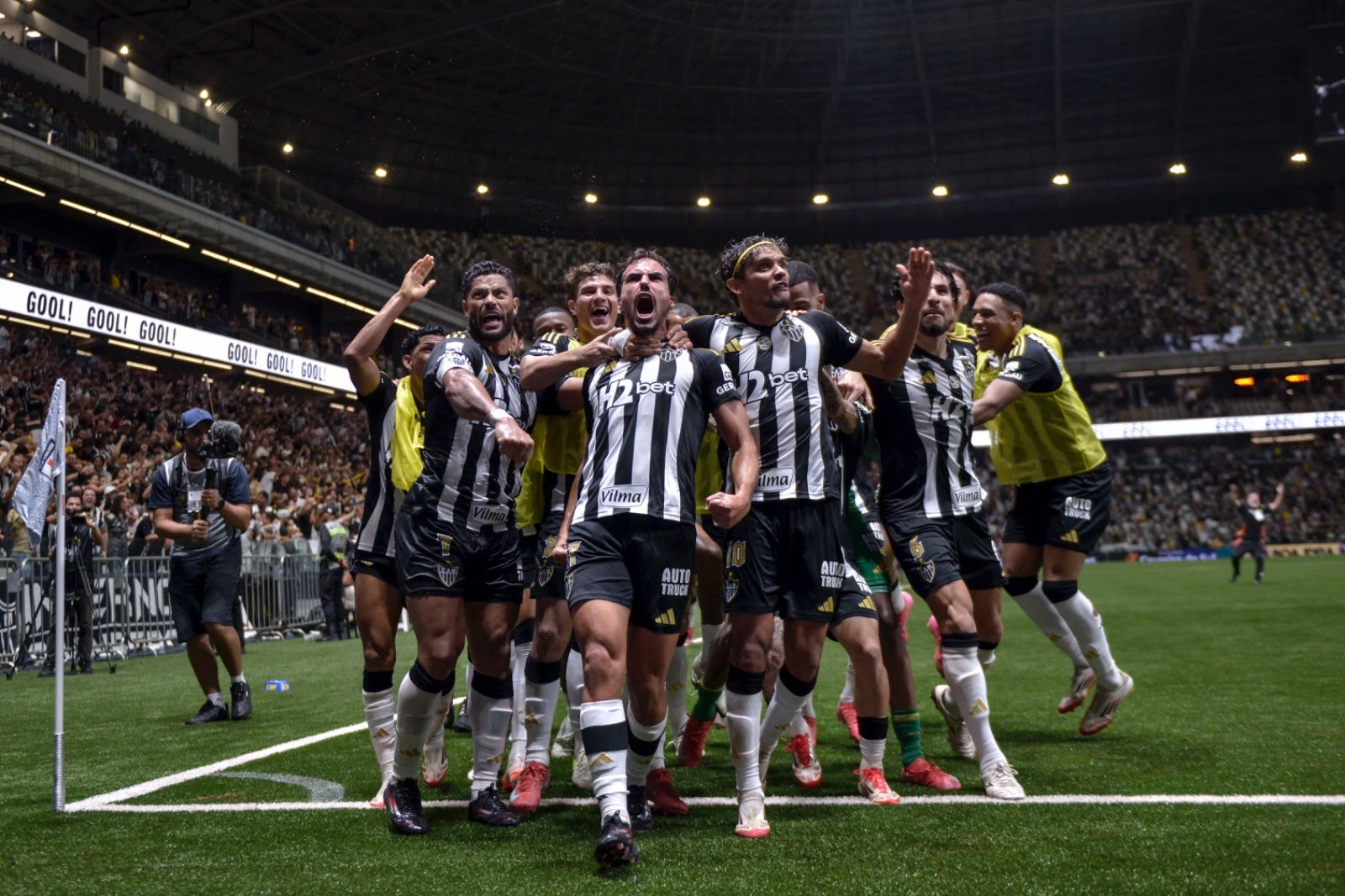 Igor Gomes celebra gol pelo Galo na Arena MRV