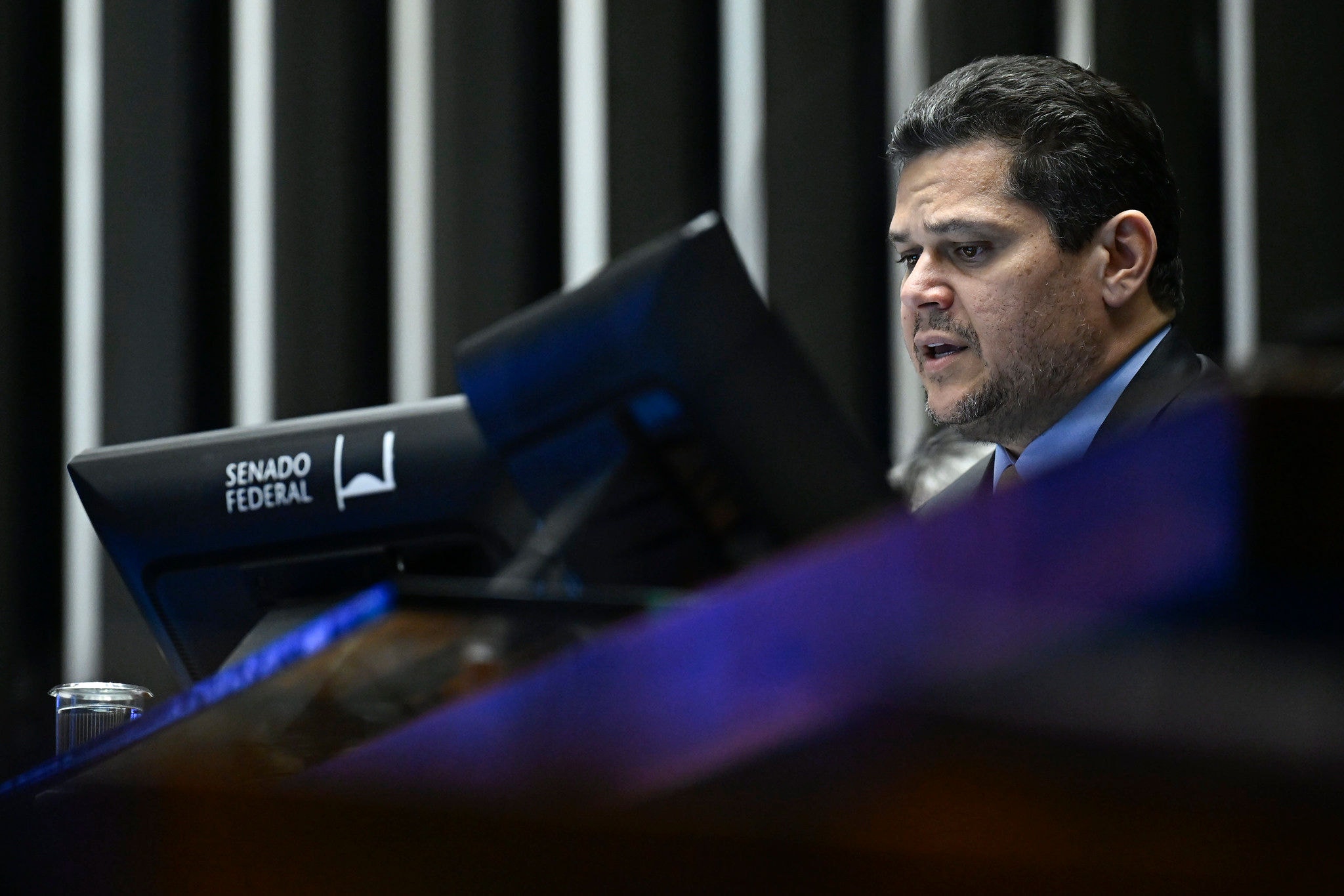 Davi Alcolumbre conduziu a sessão do Senado que derrubou o aumento do IOF na última semana