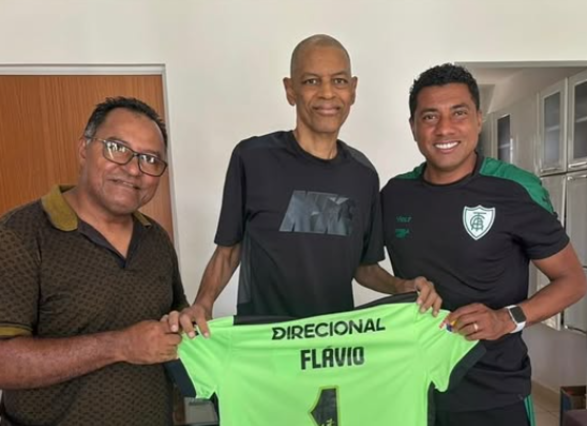 Goleiro Flávio (ao centro) foi diagnosticado com câncer de próstata, em 2024