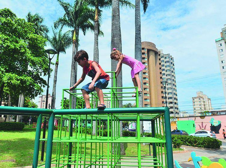 Irmãos Luan Felipe e Carolina brincam em praça de Belo Horizonte Irmãos Luan Felipe e Carolina brincam em praça de Belo Horizonte
