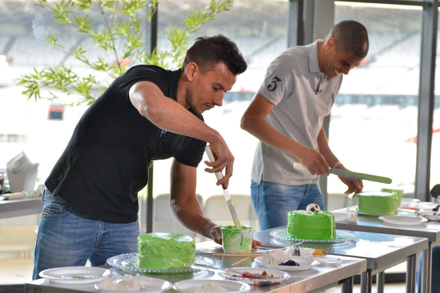 Henrique e Léo Silva tiveram que tentar reproduzir bolo feito por chefe de cozinha
