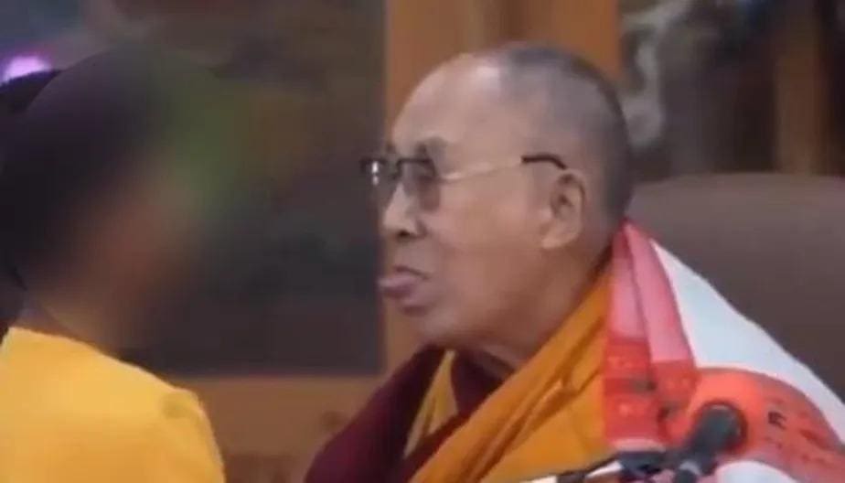 Dalai Lama pediu para menino chupar a língua dele