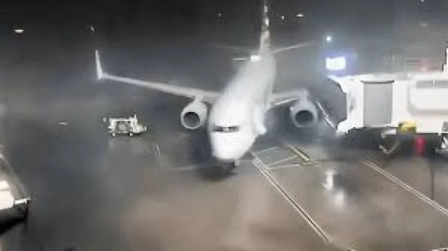 Vídeo mostra avião sendo arrastado pela força do vento em aeroporto nos EUA