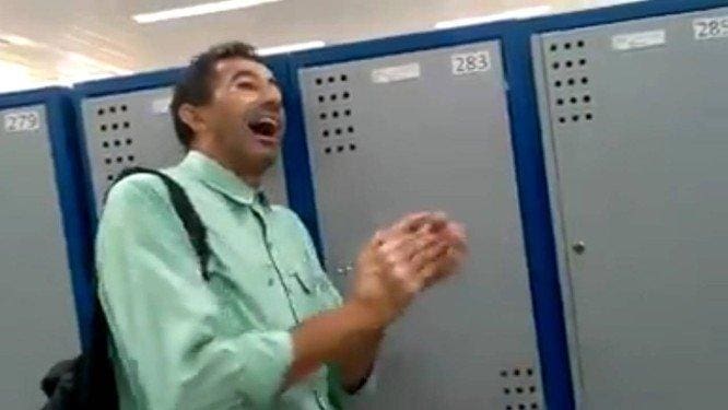 Nas imagens, Wilson José da Silva, de 53 anos, aparece cantando a música religiosa "Noites Traiçoeiras"