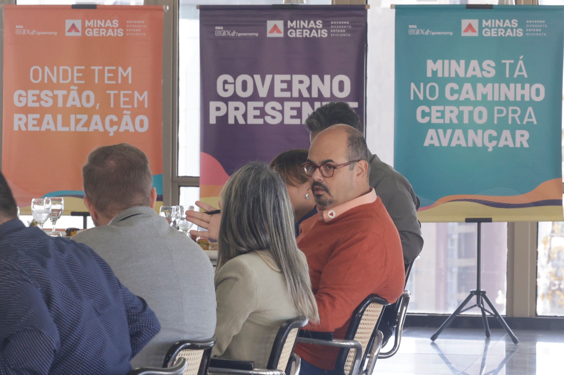 Mateus Simões recebeu jornalistas em café da manhã nesta segunda, 23