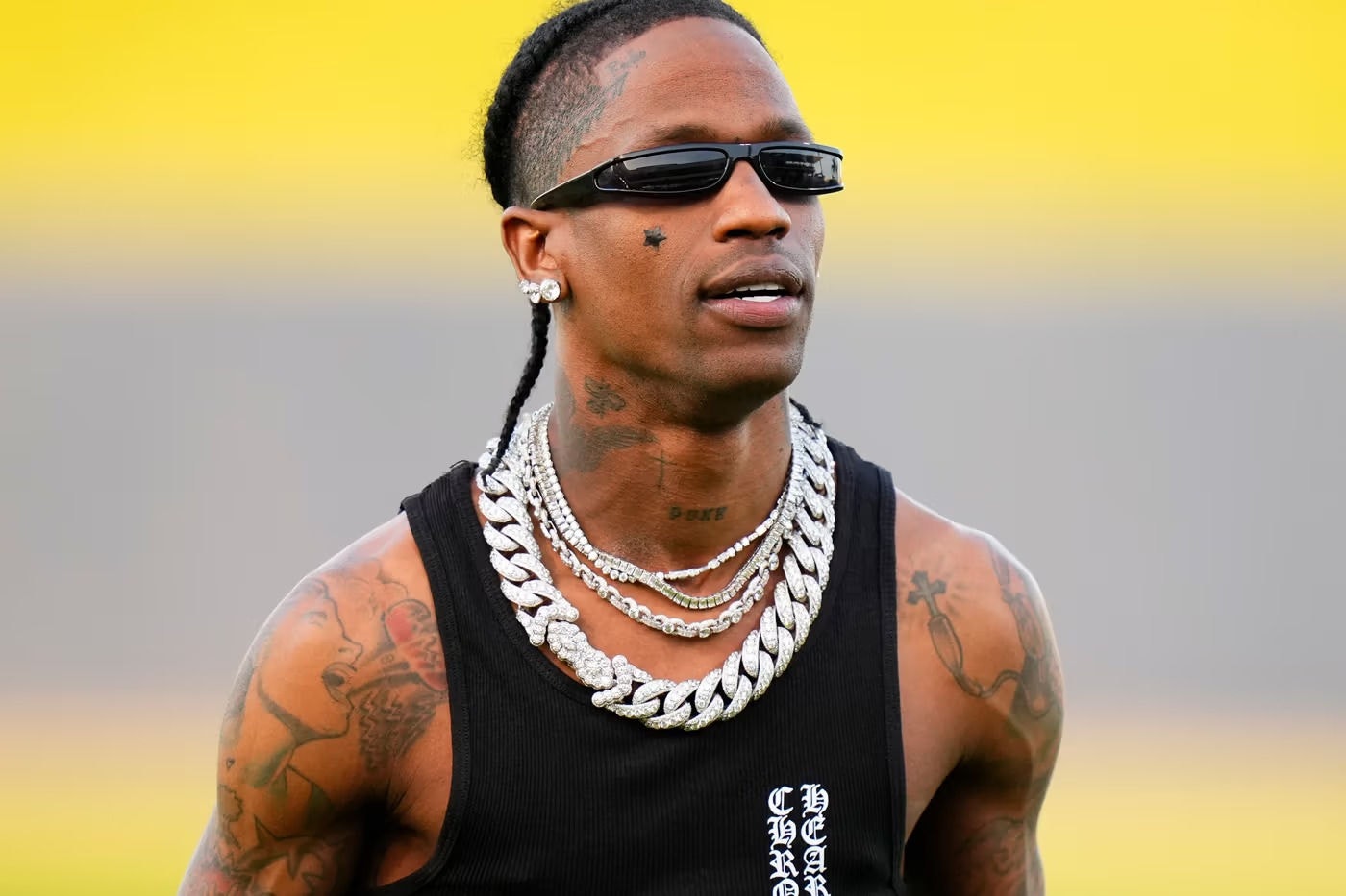 O rapper Travis Scott foi preso na madrugada desta quinta-feira (20/06) em Miami, nos Estados Unidos