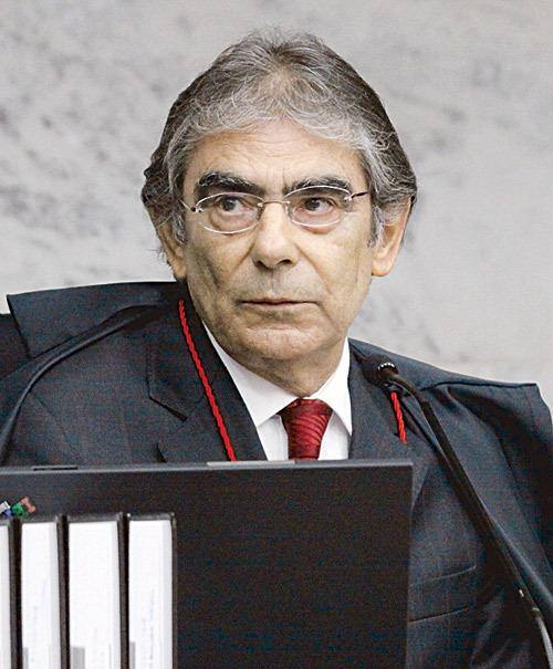 Ayres Britto defende multa