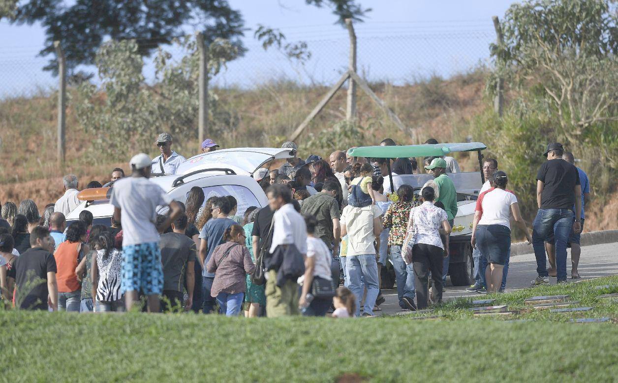 Corpo de mãe e filha encontradas mortas em carro durante a chuva que caiu em Belo Horizonte na última quinta-feira, 15, foram sepultados nesta tarde de sábado