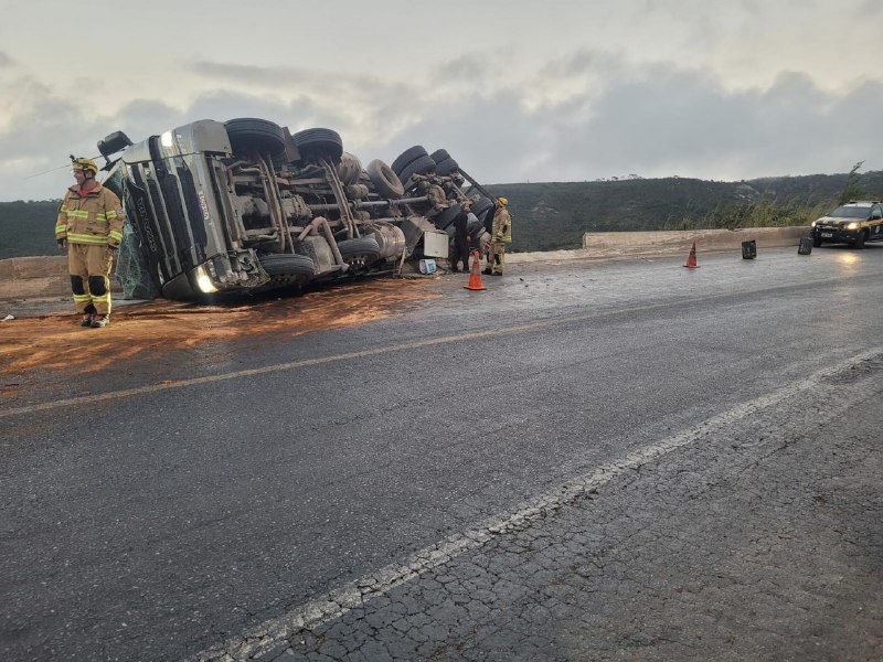 Um caminhão carregado com abacate tombou na rodovia BR-251, em Francisco Sá, no Norte de Minas