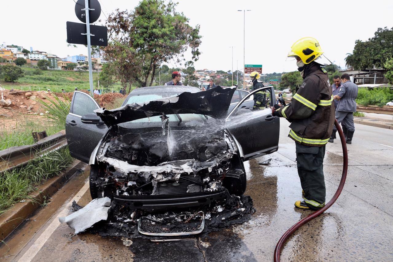 Carro pega fogo e congestiona trânsito na Via Expressa de Contagem 