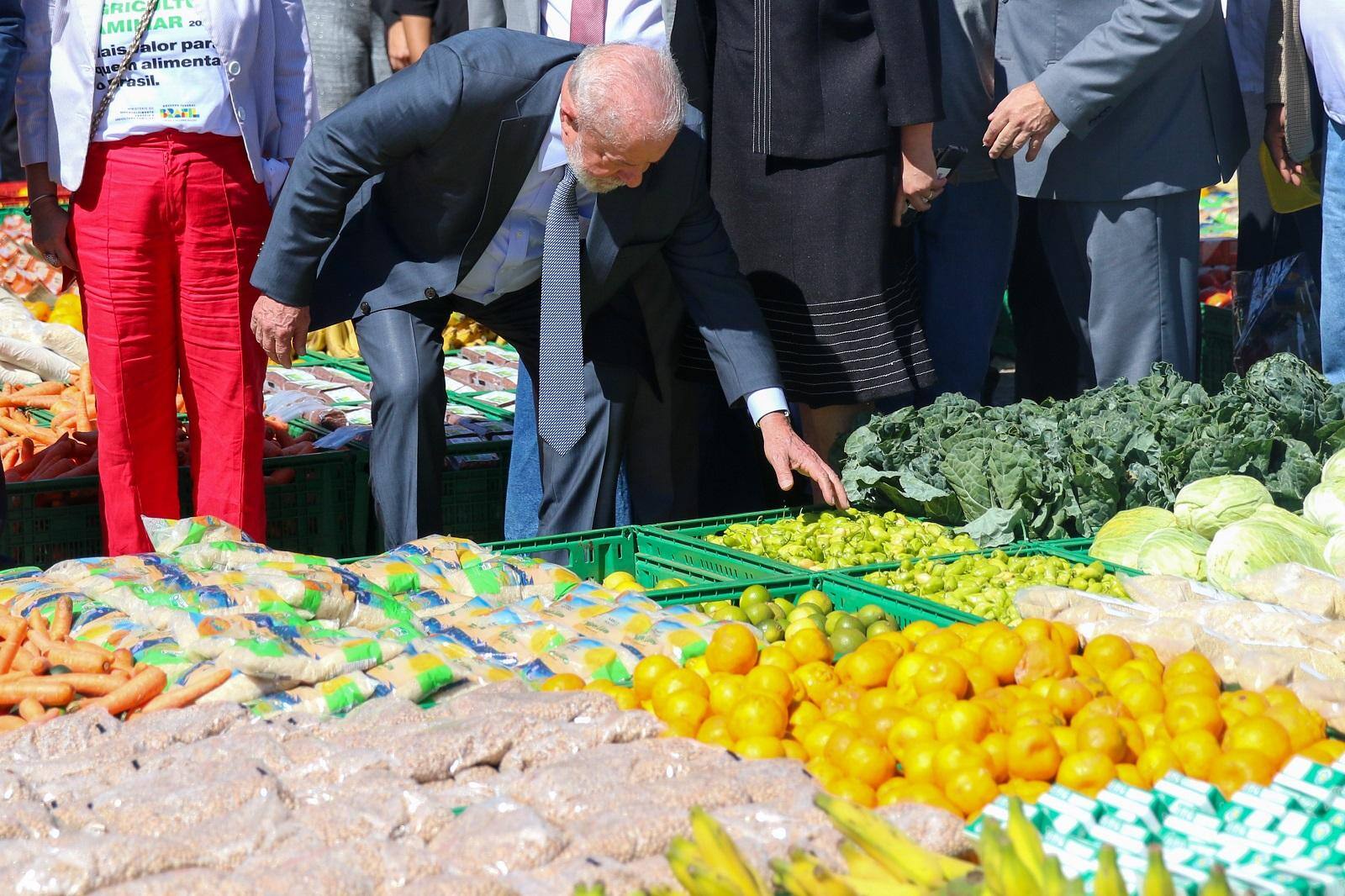 Presidente Lula em feira da agricultura familiar após o lançamento do Plano Safra 2023-2024, em junho do ano passado