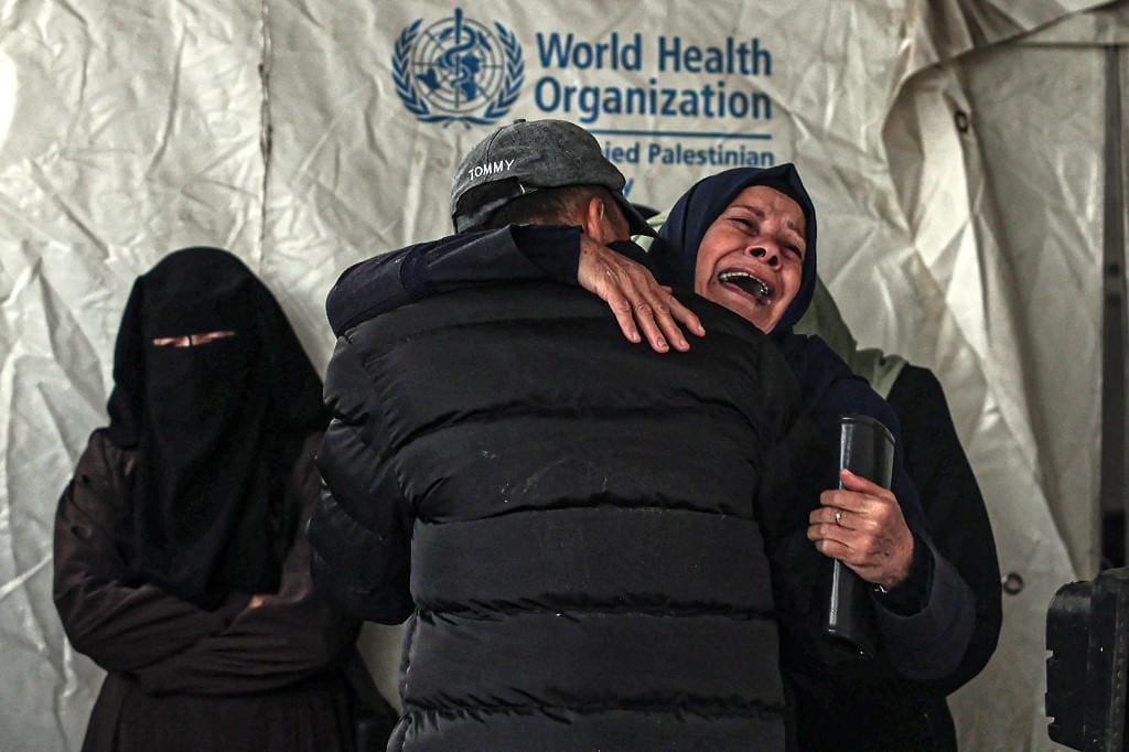Mulher chora durante velório de vítimas de bombardeio israelense a Rafah, na Faixa de Gaza