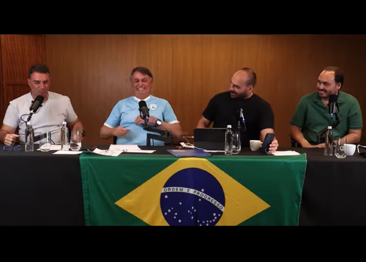Ministro Alexandre de Moraes, do STF, cancelou os depoimentos do deputado licenciado Eduardo Bolsonaro e do vereador Carlos Bolsonaro no inquérito que apura suposta tentativa de golpe de Estado
