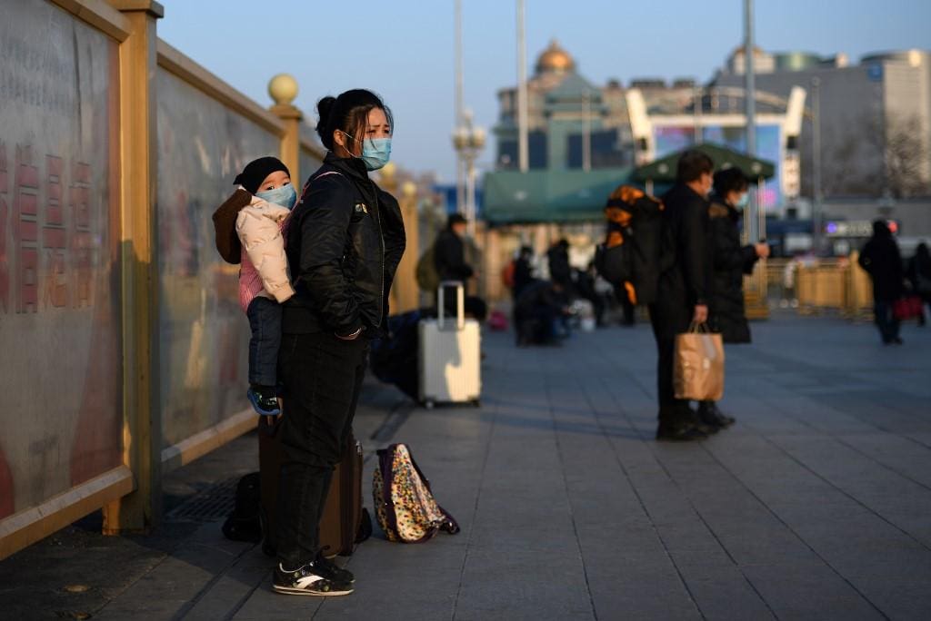 Em Pequim, passageiros de trem usam máscara para se proteger de possível contaminação; quase todos os óbitos do coronavírus no 
país ocorreram na província de Hubei, cuja capital é Wuhan