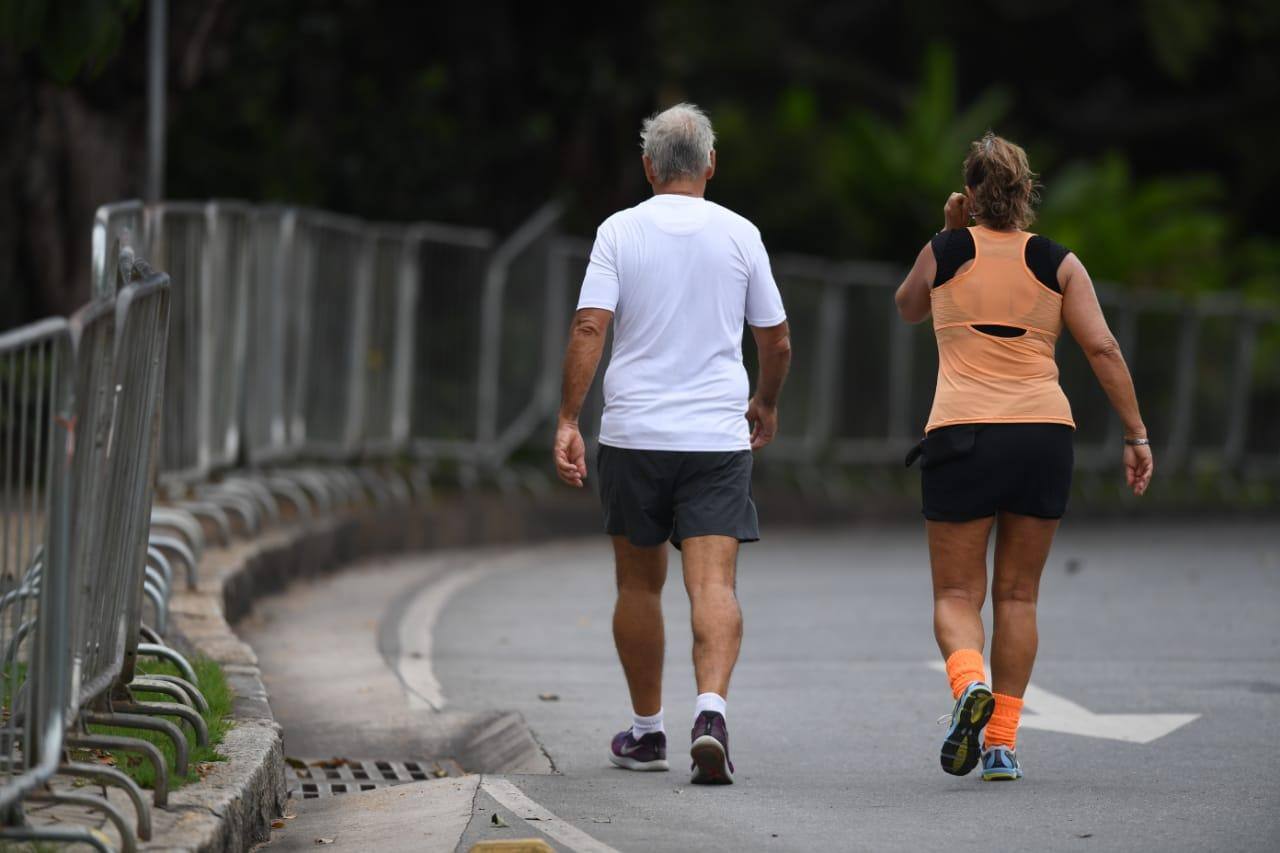População ainda teima em praticar atividades físicas na orla da Lagoa da Pampulha