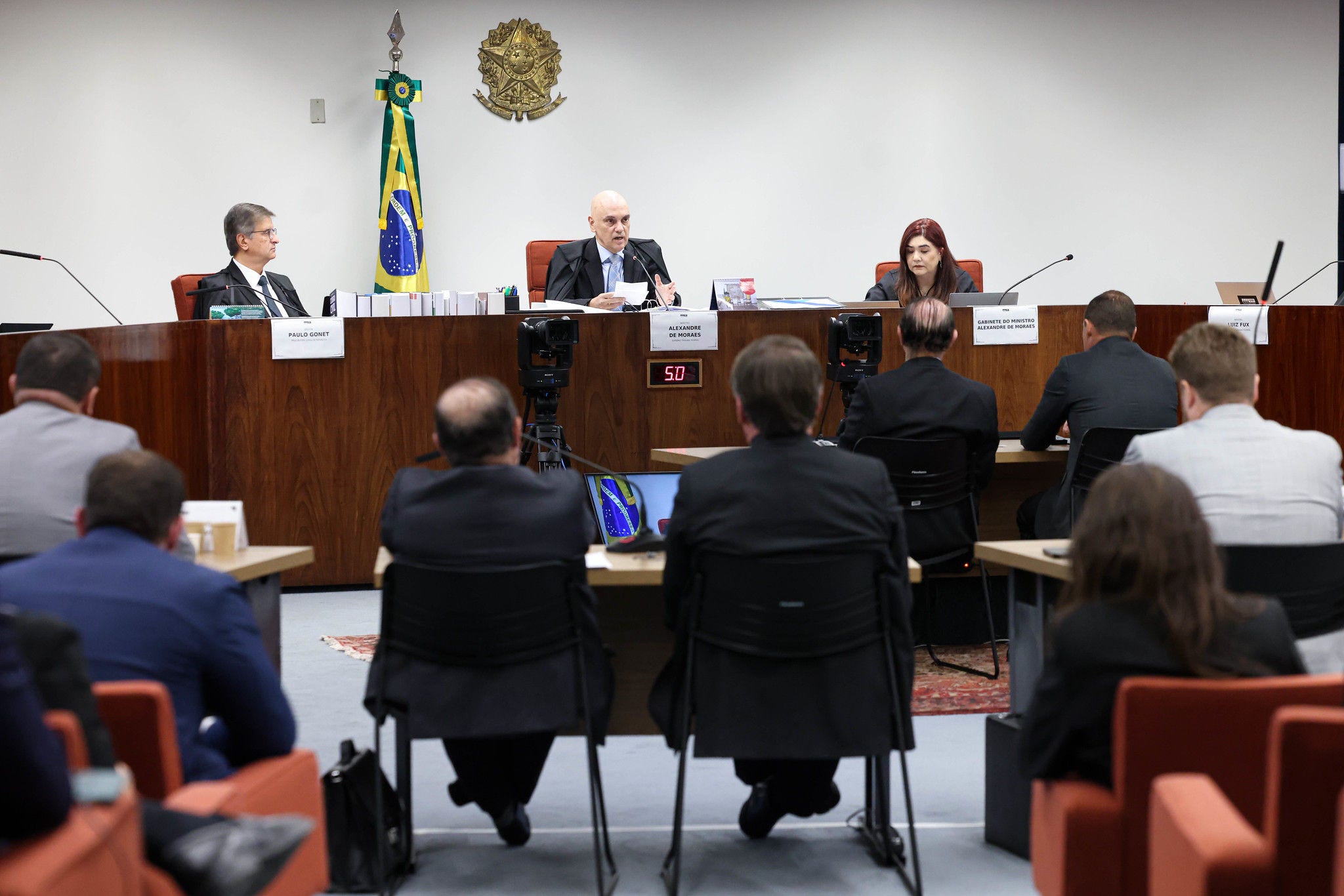 O ministro Alexandre de Moraes (ao centro) reforça que pedidos semelhantes feitos pela defesa de Jair Bolsonaro já foram rejeitados antes e critica uso de recursos para atrasar julgamento
