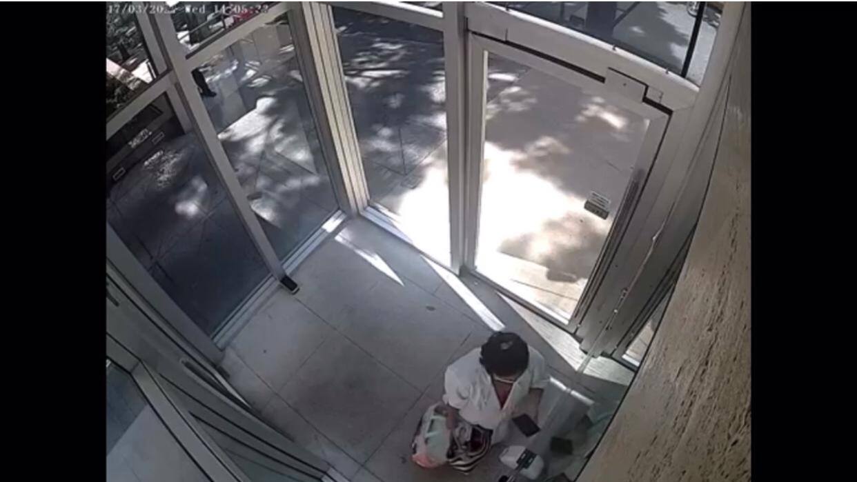 Mulher chegou de jaleco e maleta em condomínio de luxo