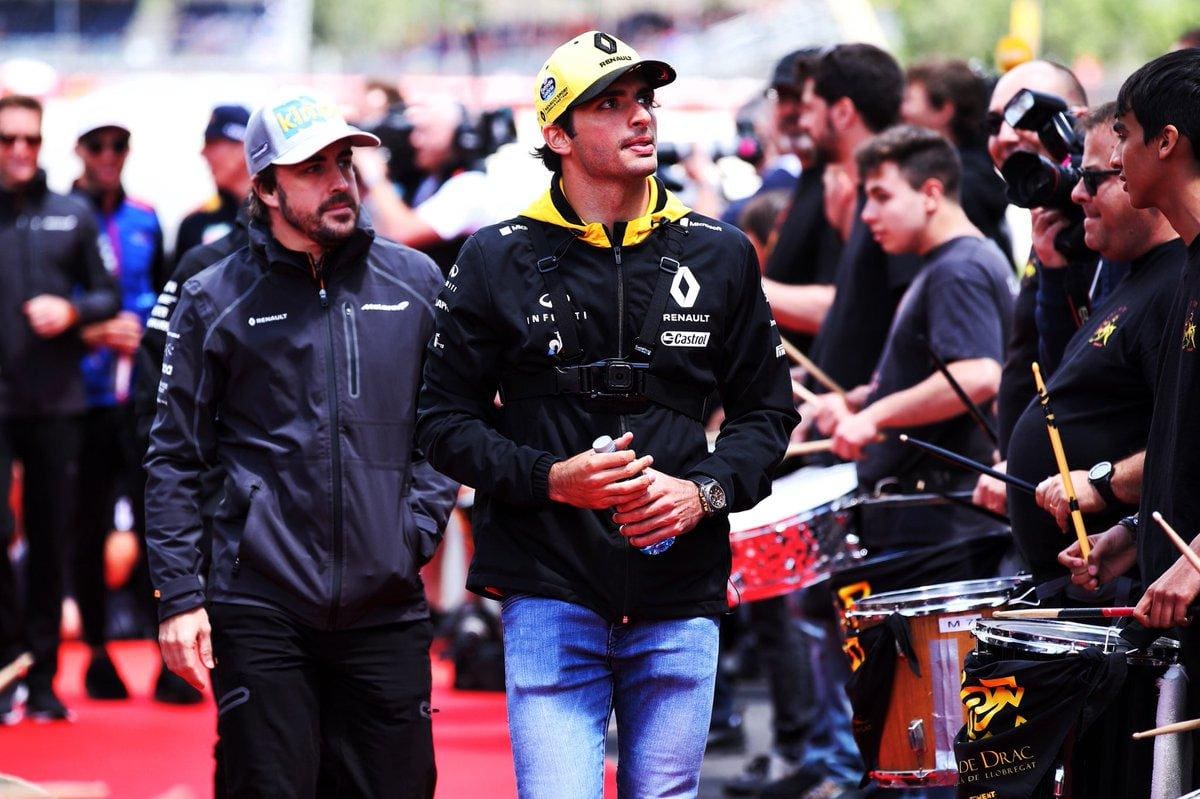 Carlos Sainz Jr. assinou com a McLaren no lugar do piloto Fernando Alonso, que deixará a F1