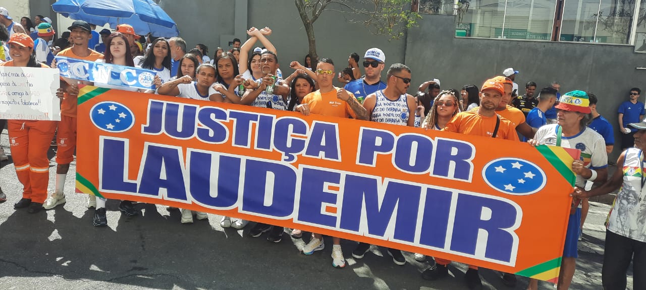 Torcida do Cruzeiro fez homenagem ao gari Laudemir de Souza Fernandes, assassinado em BH nesta semana