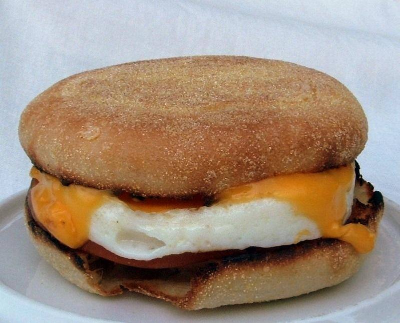 O sanduíche McMuffin não é vendido do Brasil e acompanha pão, ovo, queijo, hambúrguer de linguiça e manteiga