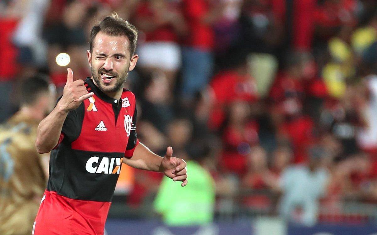 Éverton Ribeiro busca chances na seleção com o técnico Tite