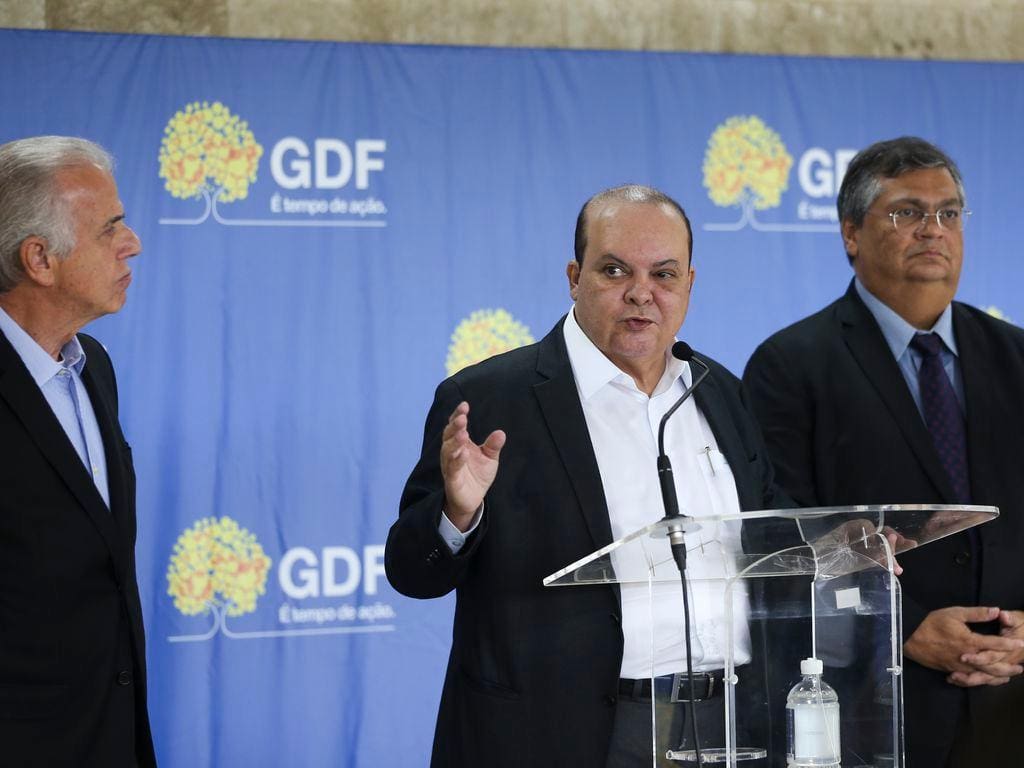 O ministro da Defesa, José Múcio Monteiro, o governador do Distrito Federal, Ibaneis Rocha, e o ministro da Justiça, Flavio Dino, falam à imprensa