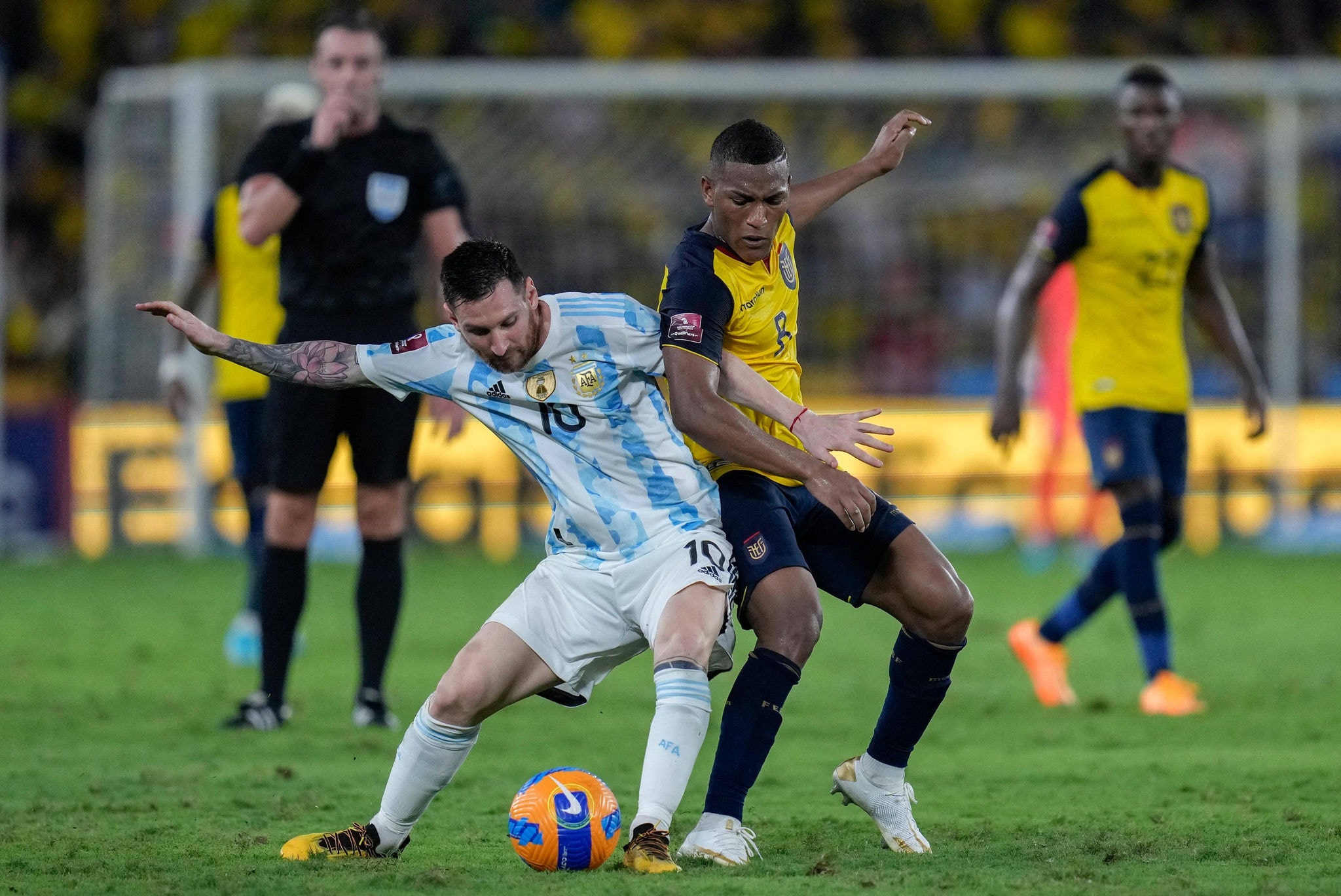 Messi foi muito marcado pelos defensores do Equador