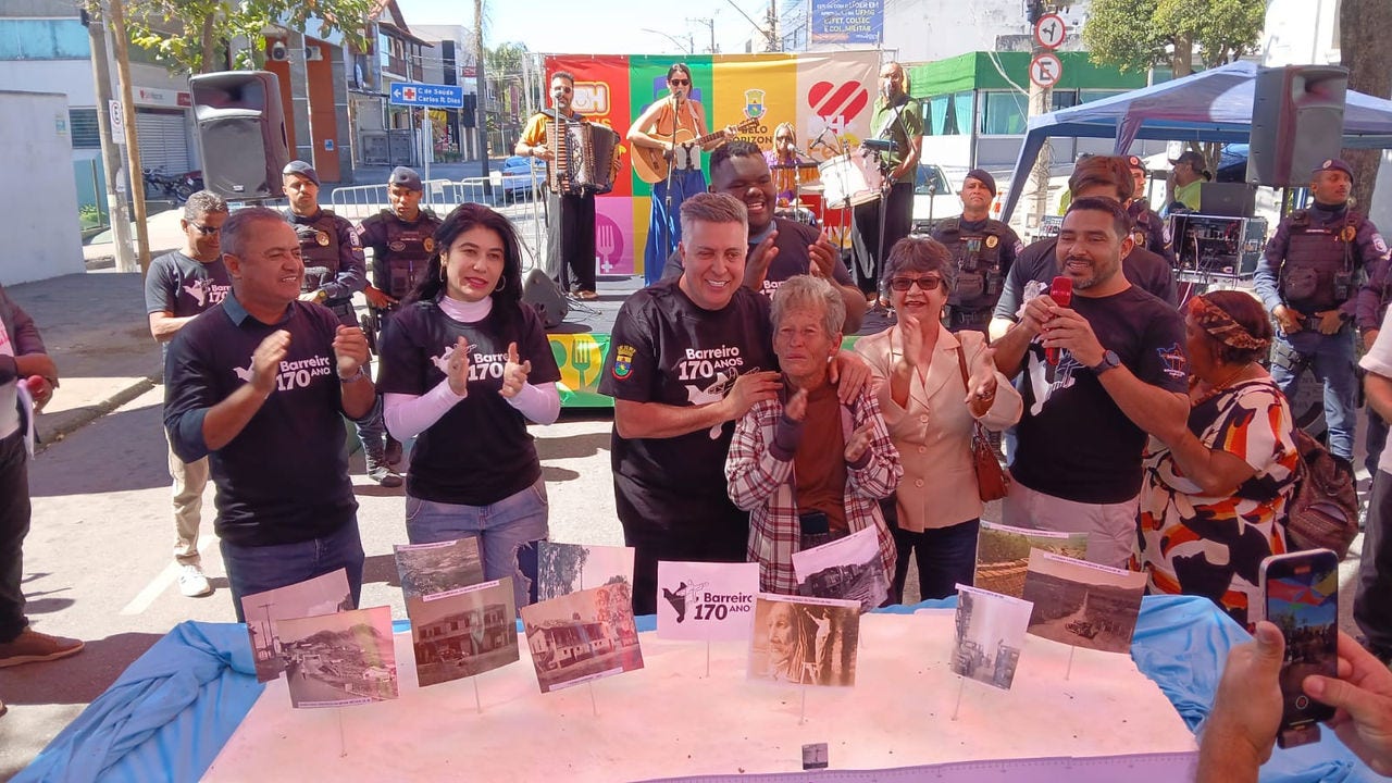 Damião cumprimentou a população, visitou barraquinhas e cantou parabéns