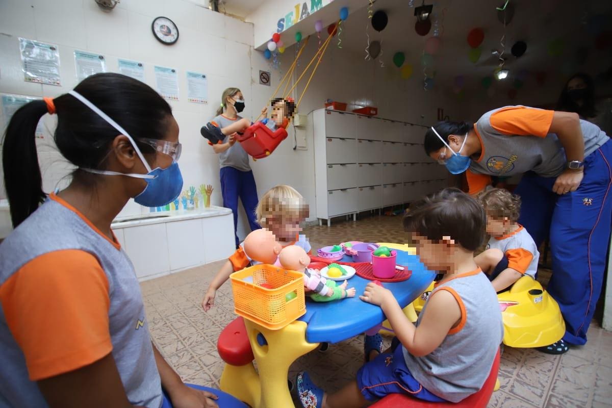 crianças volta às aulas