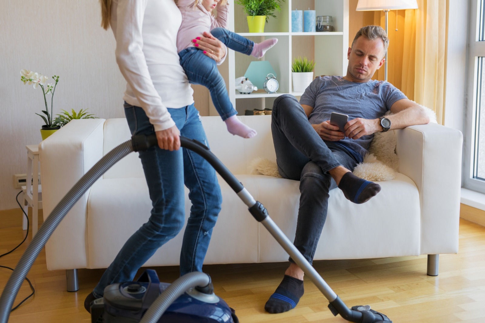 Mulheres enfrentam solidão no casamento ao serem relegadas aos cuidados domésticos e ficarem como as únicas responsáveis pela casa e pelos filhos 