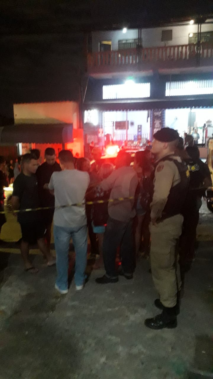 Após praticar o homicídio, o suspeito fugiu.Ele ainda é procurado pelas forças de segurança