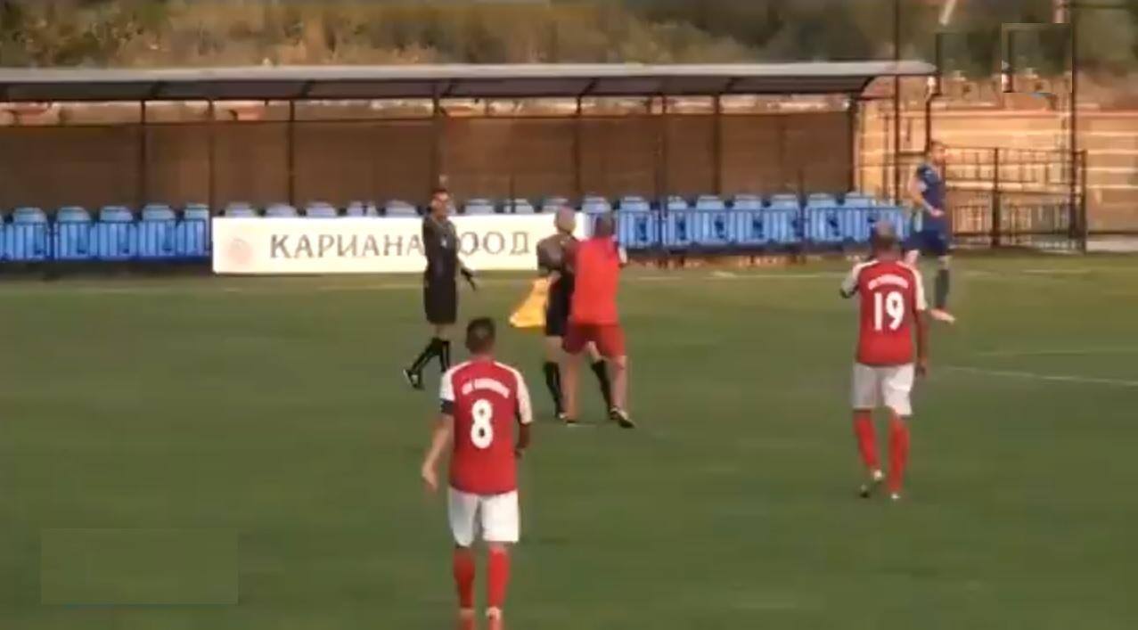 Atanas Dzhambazki se revoltou com a arbitragem após seu time levar um gol no finalzinho da partida e agrediu o bandeirinha