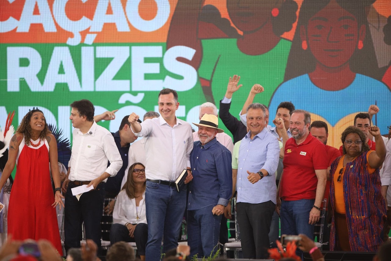 Rodrigo Pacheco ao lado do presidente Lula em Minas Novas na quinta-feira (24 de julho), durante anúncio de investimentos na área da educação