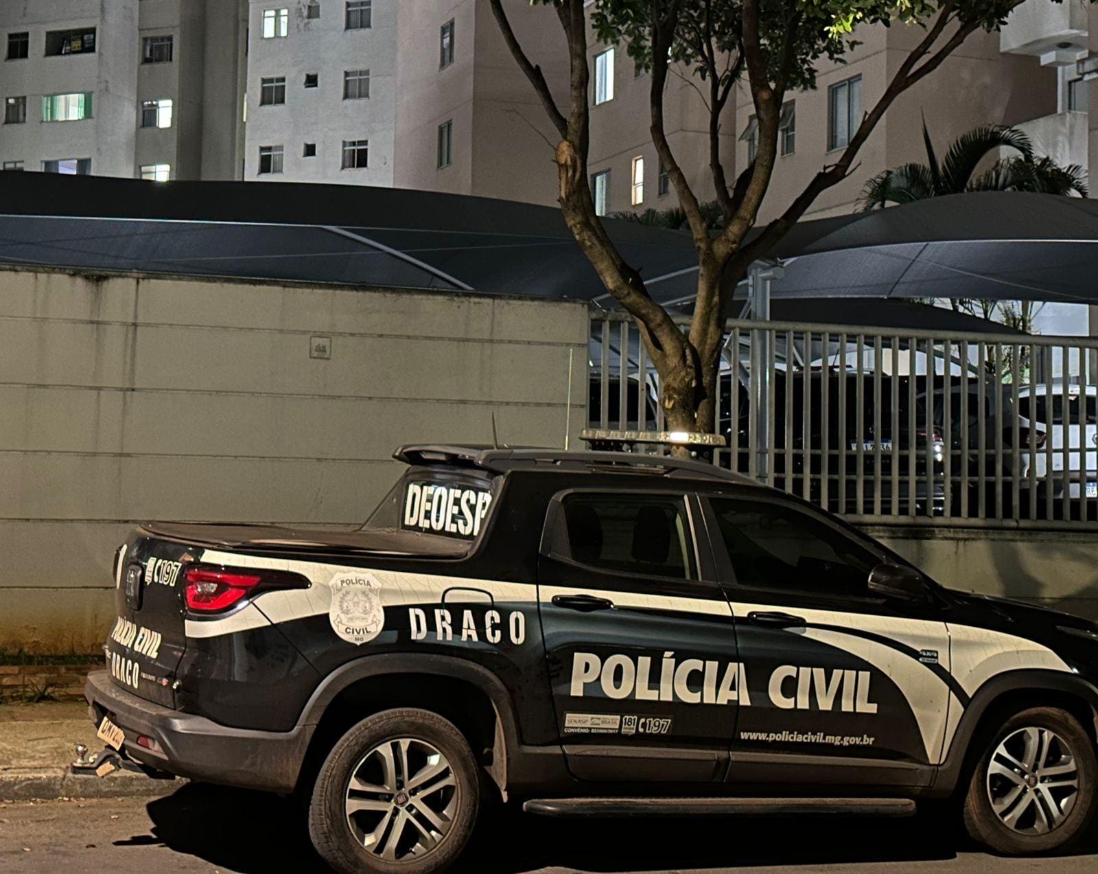Agentes da Polícia Civil estão mobilizados no apartamento da delegada no bairro Ouro Preto, em BH