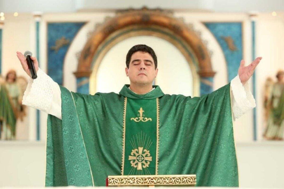 Padre Robson de Oliveira reza no Santuário Divino Pai Eterno, em Trindade (GO)
