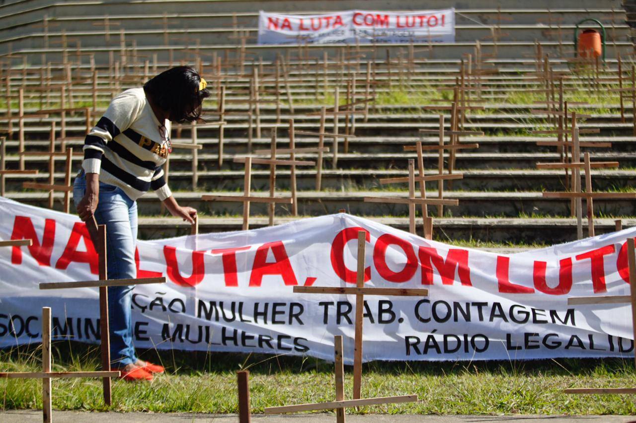 Cruzes marcam as mortes em Contagem pela Covid