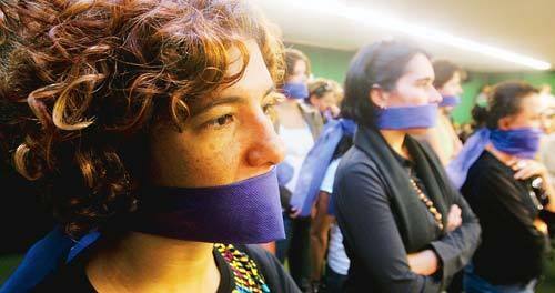 Protesto Mulheres usam mordaça durante sessão da Comissão de Constituição e Justiça da Câmara dos Deputados, em Brasília